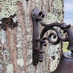 Cloche murale en fonte classique – Élégance et charme rustique vue des trois points de fixation