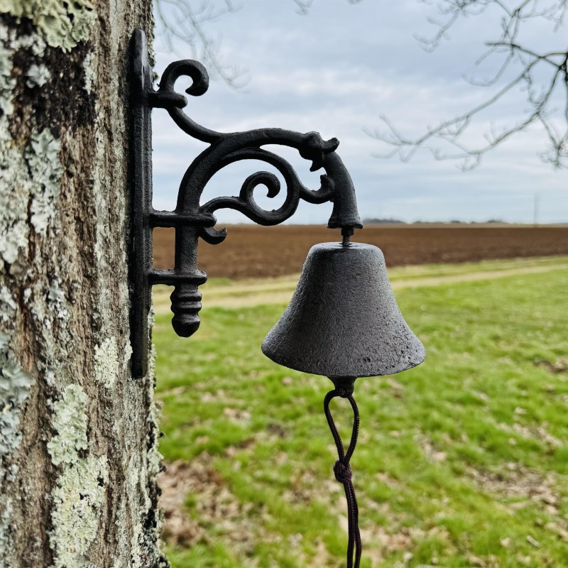 Cloche murale en fonte classique – Élégance et charme rustique vue entière