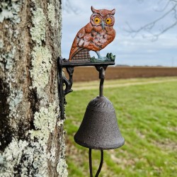 Cloche murale en fonte avec hibou coloré – mise en scène