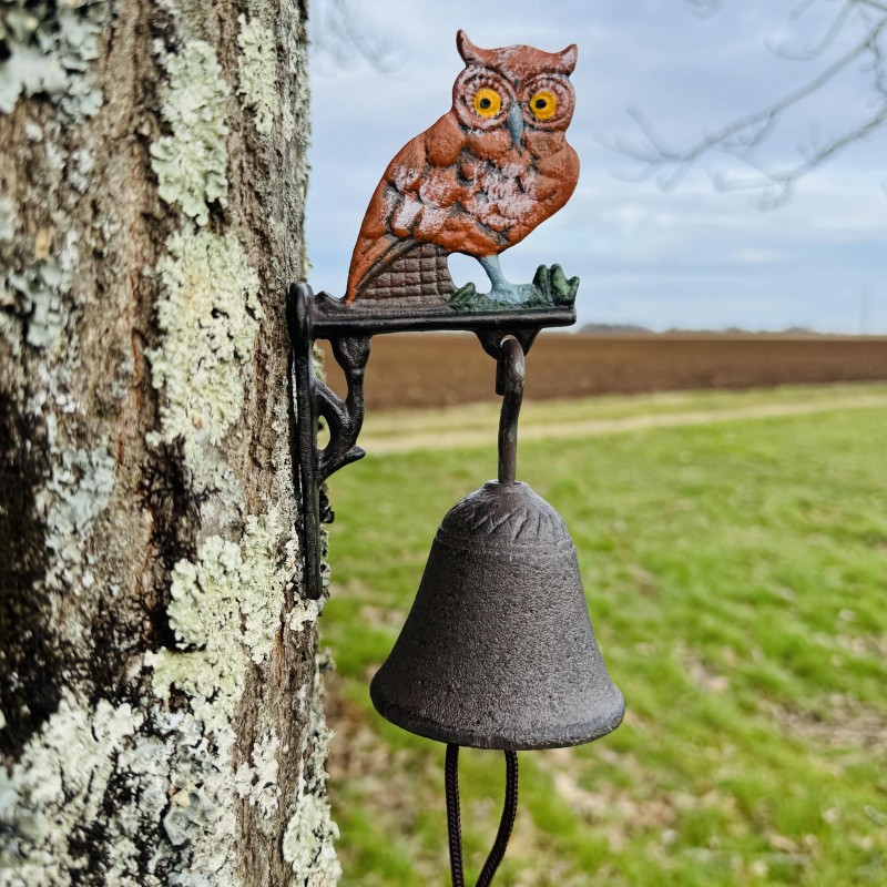 Cloche murale en fonte avec hibou coloré – mise en scène