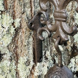 Cloche murale en fonte avec fleur de lys – vue des point de fixation