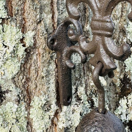 Cloche murale en fonte avec fleur de lys – vue des point de fixation