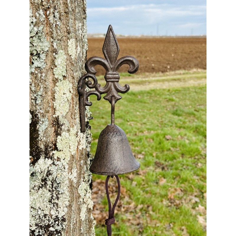 Cloche murale en fonte avec fleur de lys – Élégance et tradition