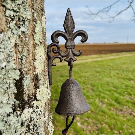Cloche murale en fonte avec fleur de lys – Élégance et tradition