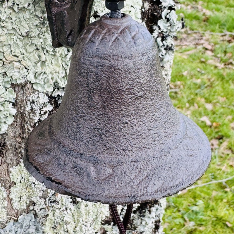 Cloche murale en fonte avec fleur de lys vue des détails de la cloche