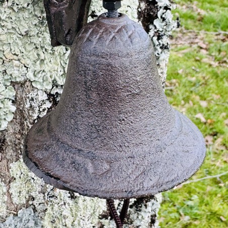 Cloche murale en fonte avec fleur de lys vue des détails de la cloche