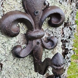 Cloche murale en fonte avec fleur de lys  vue des deux points d'accroche