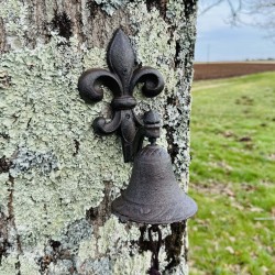 Cloche murale en fonte avec fleur de lys | Décoration robuste et élégante