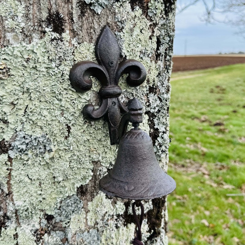 Cloche murale en fonte avec fleur de lys | Décoration robuste et élégante