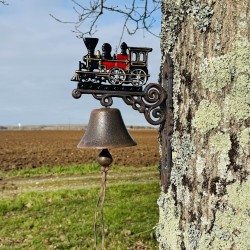 Cloche murale en fonte avec locomotive - mise en scène