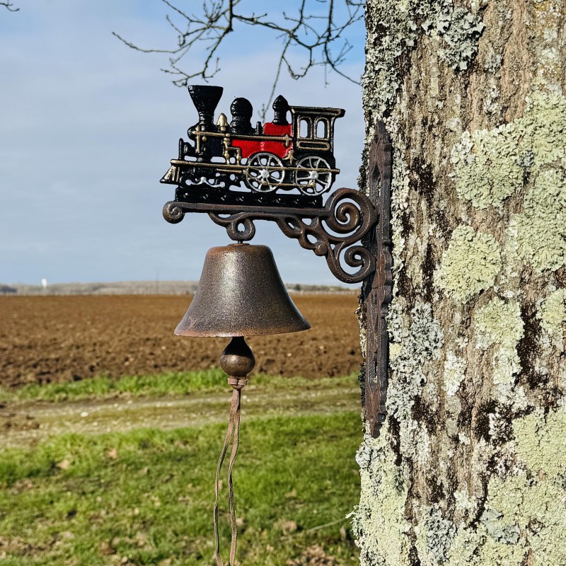 Cloche murale en fonte avec locomotive - mise en scène