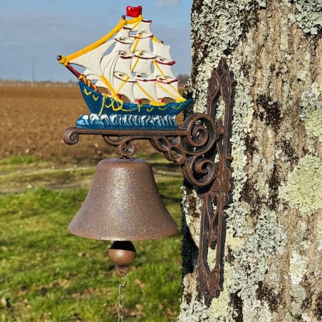 Cloche de porte murale en fonte avec voilier - Esprit marin et élégance