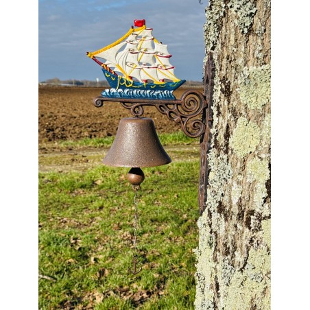 Cloche de porte murale en fonte avec voilier vue entière