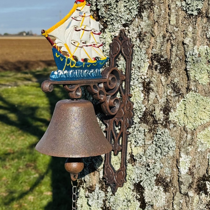 Cloche de porte murale en fonte avec voilier vue de face