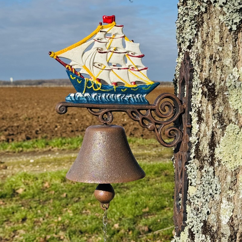 Cloche de porte murale en fonte avec voilier vue de près