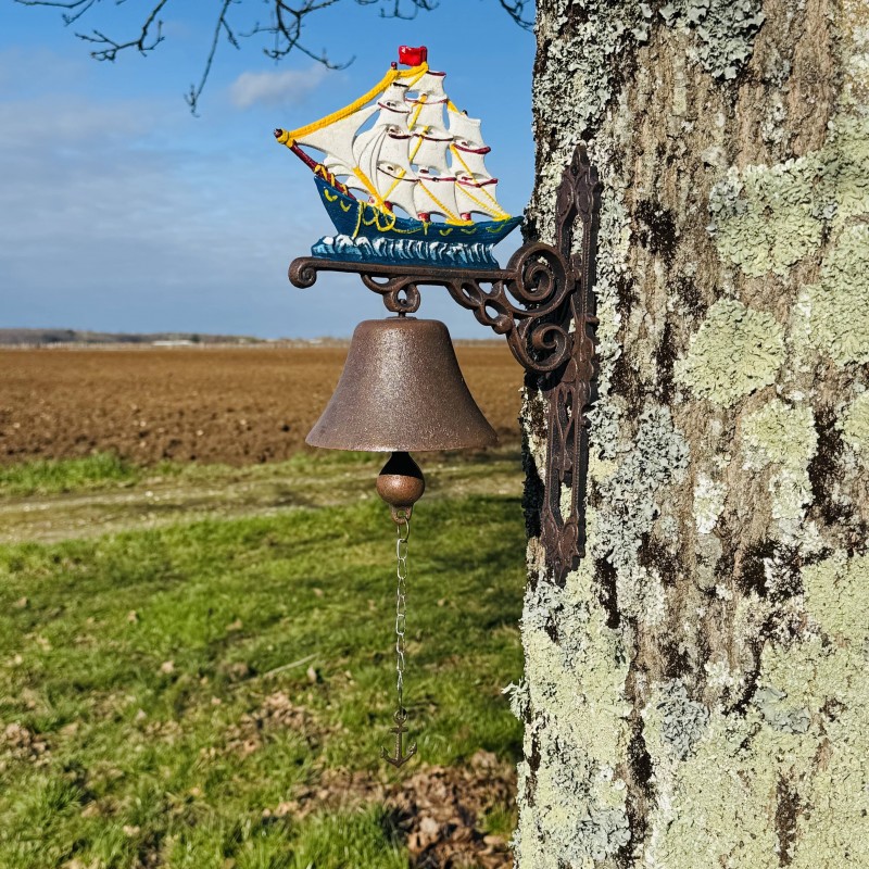 Cloche de porte murale en fonte avec voilier mise en scène avec chainette