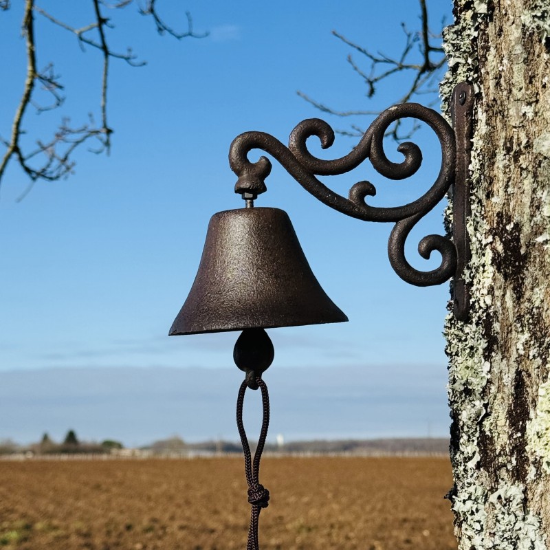 Cloche murale en fonte avec arabesques - Élégance et raffinement