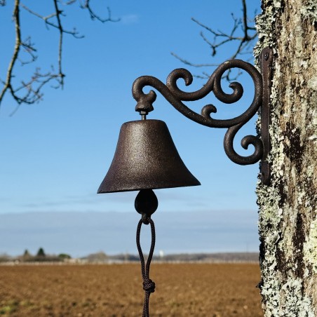Cloche murale en fonte avec arabesques - Élégance et raffinement