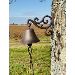 Cloche murale en fonte avec arabesques  vue entière