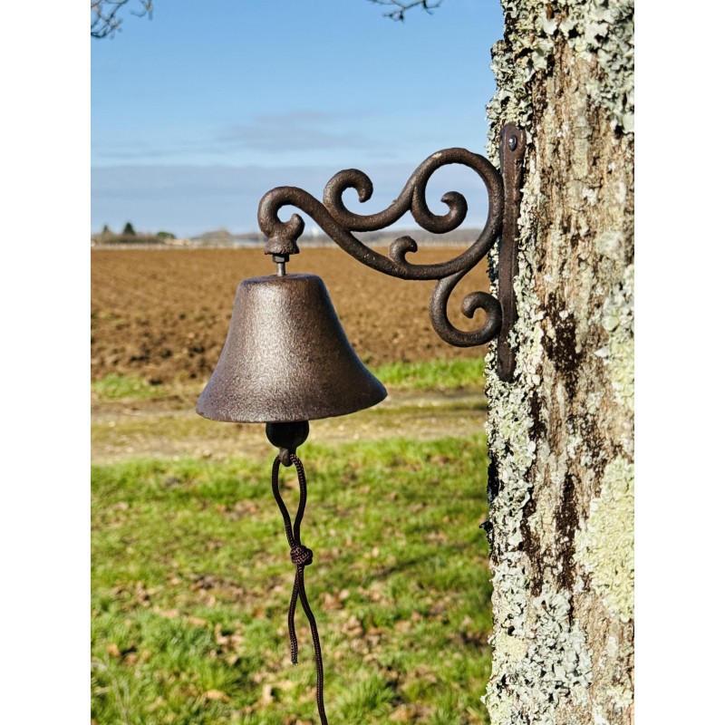 Cloche murale en fonte avec arabesques  vue entière