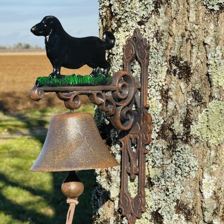 Cloche de porte murale en fonte avec chien - Élégance et robustesse vue de face
