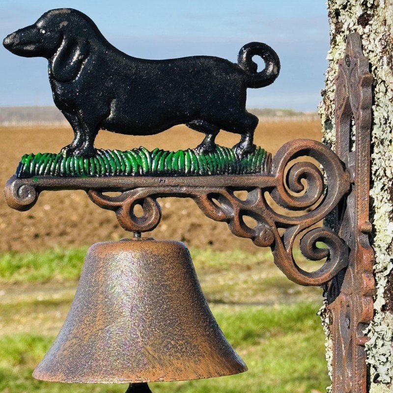 Cloche de porte murale en fonte avec chien vue du chien en détail