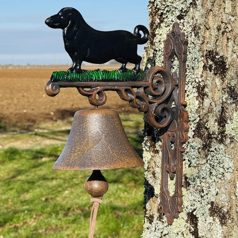 Cloche de porte murale en fonte avec chien mise en scène