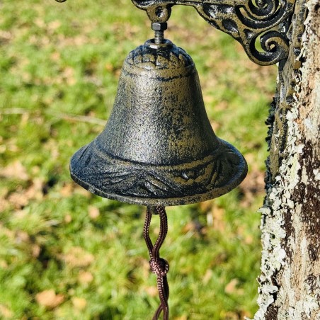 Cloche  de porte murale en fonte avec tracteur vue des détails de la cloche