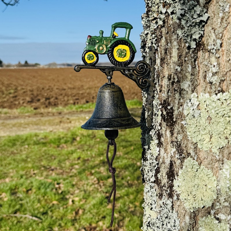Cloche  de porte murale en fonte avec tracteur vue entière -lezard du jardin