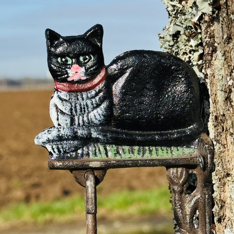 Cloche murale en fonte avec chat noir vue des détail du chat