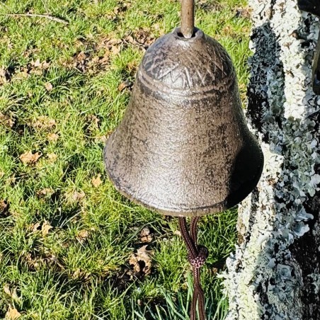 Cloche murale en fonte avec chat noir vue des détail de la cloche