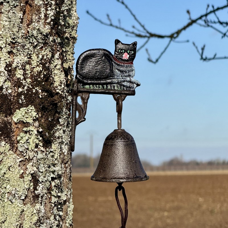 Cloche murale en fonte avec chat noir mis en scène