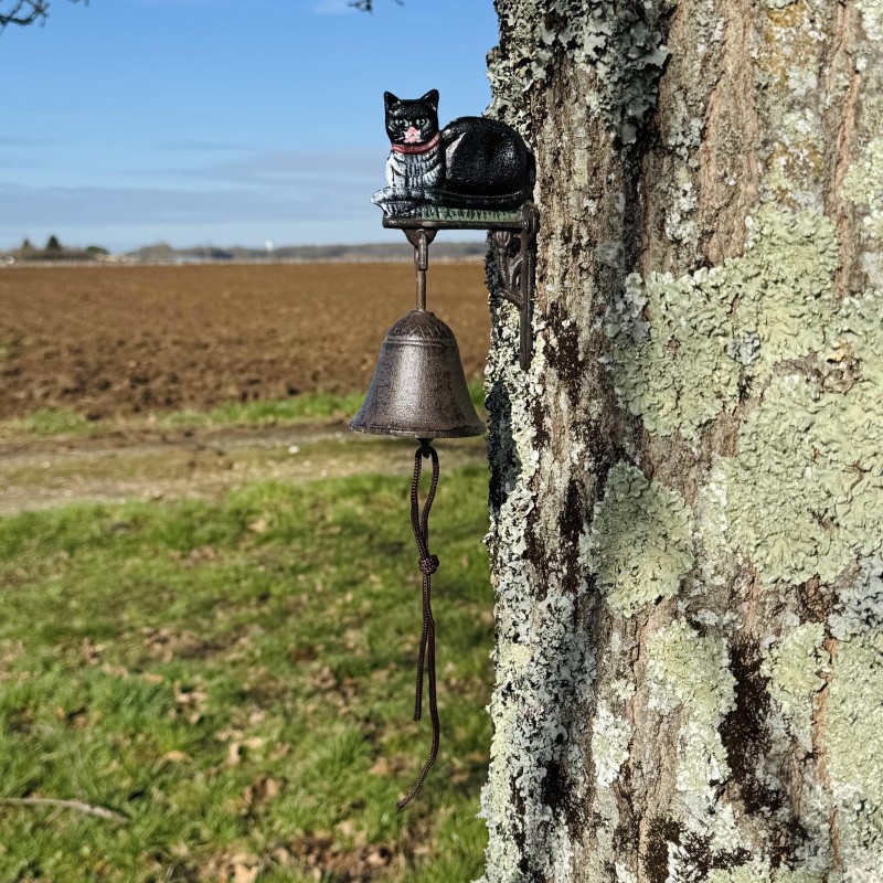 Cloche murale en fonte avec chat noir vue entière