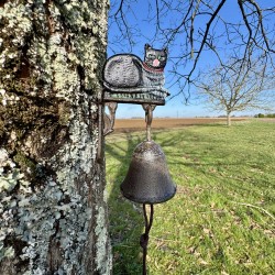 Cloche murale en fonte avec chat noir vue de pràs