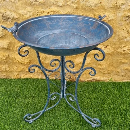 Bain d'oiseaux, mangeoire en fer sur trépied arabesques bleue aspect ancien vue entière