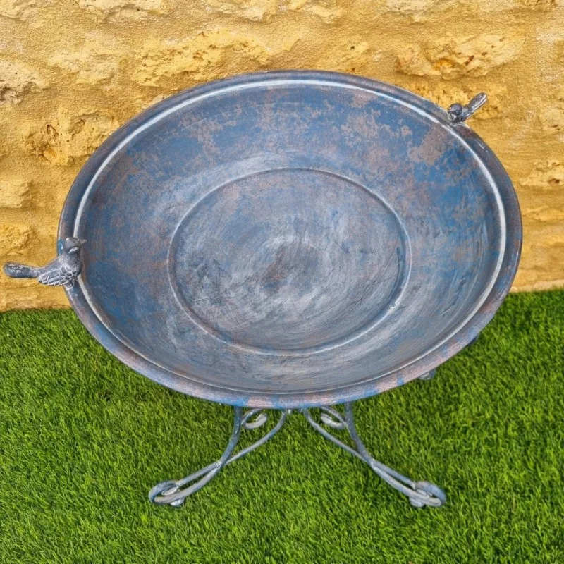 Bain d'oiseaux, mangeoire en fer sur trépied arabesques bleue aspect ancien vue du dessus