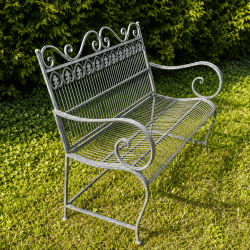 Assise ajourée d’un banc extérieur décoratif en métal