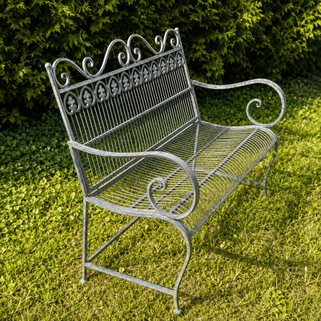 Assise ajourée d’un banc extérieur décoratif en métal