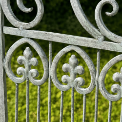 Détail motif ancien sur banc de jardin en métal patiné