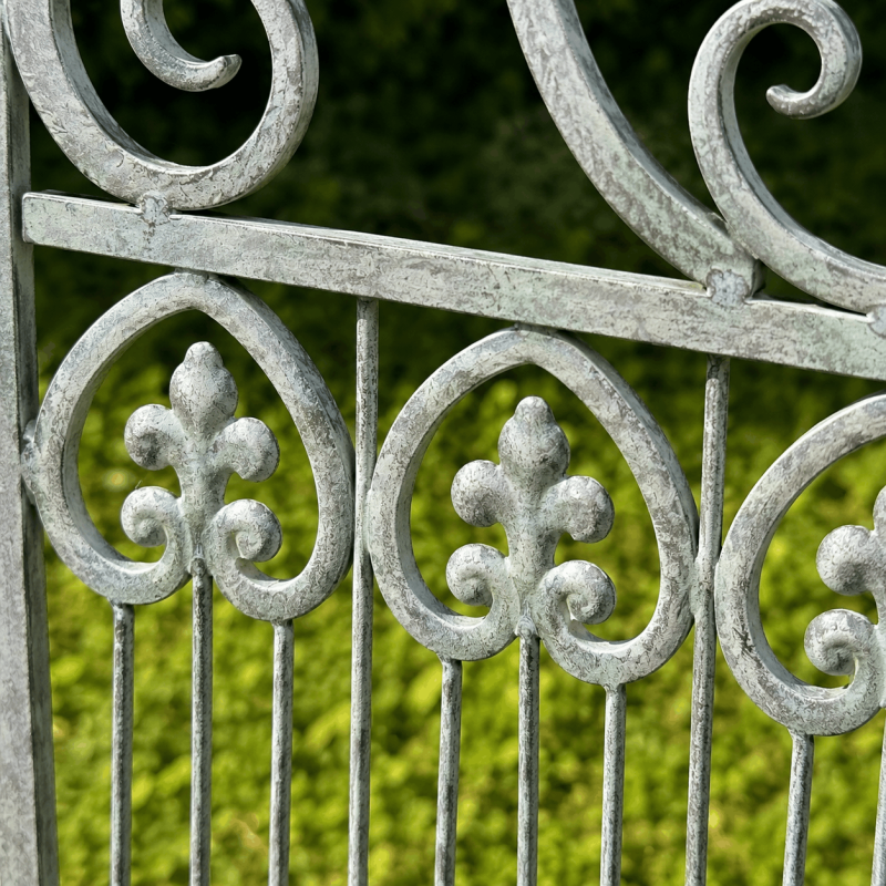 Détail motif ancien sur banc de jardin en métal patiné