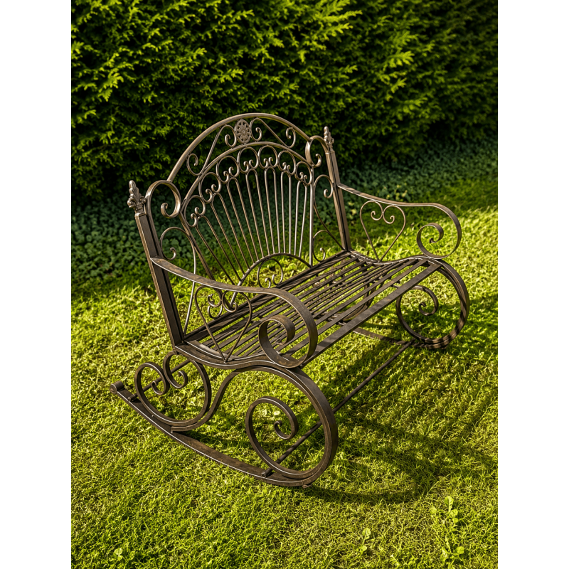 Banc à bascule extérieur en métal marron patiné – vue de coté dans un jardin