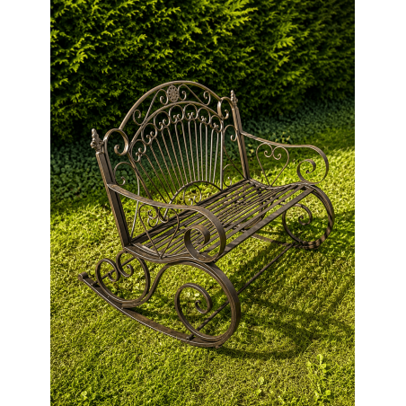 Banc à bascule extérieur en métal marron patiné – vue de coté dans un jardin