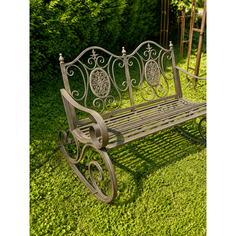 Rocking-chair de jardin en métal marron patiné vue de 3/4