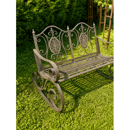 Rocking-chair de jardin en métal marron patiné vue de 3/4