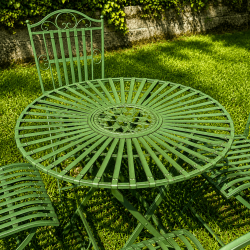 Salon de jardin 4 places vert anglais en métal vue de la table en détail