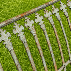 Banc de jardin en métal patiné vert-de-gris vue de la patine