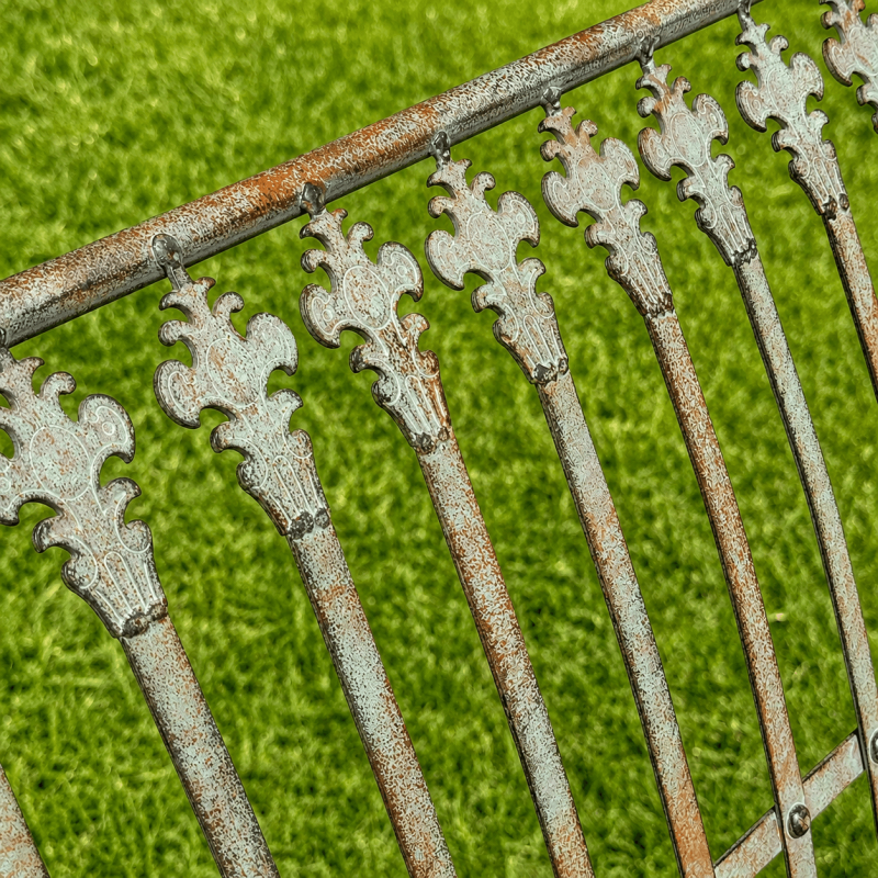 Banc de jardin en métal patiné vert-de-gris vue de la patine