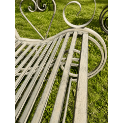 Banc à bascule jardin romantique en métal patiné vert antique vue de l'assise