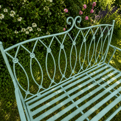 Banc de jardin vert d’eau en métal patiné – vue du dossier et de l'assise