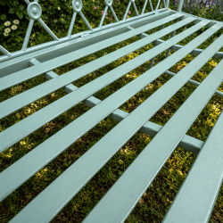 Banc de jardin vert d’eau en métal patiné – vue de la patine